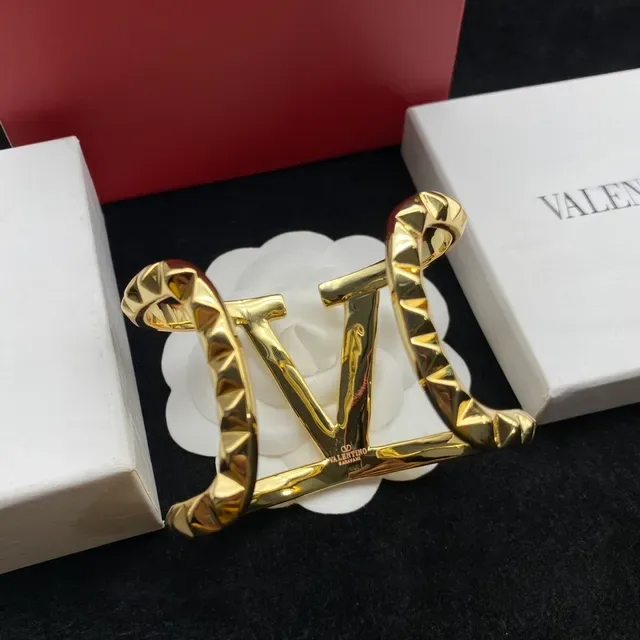 Valentino Rockstud Gold-Tone Pyramid-Studded Open V-Cuff Bracelet 5