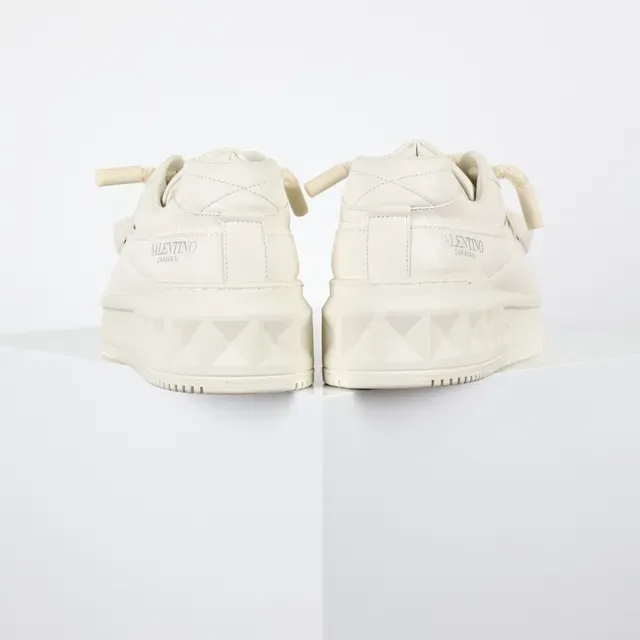Valentino Rockstud Off-White 平台生活方式运动鞋 8