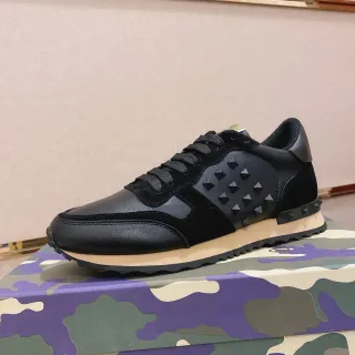 Valentino Rockstud Studded काला चमड़ा सूड लाइफस्टाइल स्नीकर