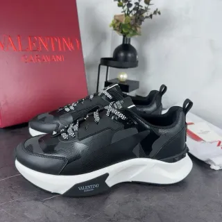 Valentino Runner কালো সাদা সোল টোনাল ক্যামোফ্লেজ প্যানেল চাঙ্কি স্নিকার্স