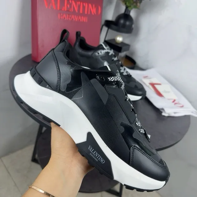 Valentino Runner काला सफेद सोल टोनल कैमोफ्लाज पैनल्स चंकी स्नीकर्स 2