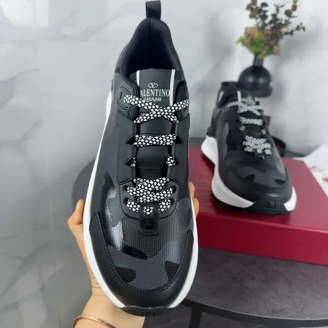 Valentino Runner काला सफेद सोल टोनल कैमोफ्लाज पैनल्स चंकी स्नीकर्स 3
