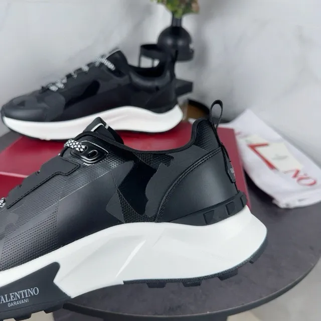 Valentino Runner काला सफेद सोल टोनल कैमोफ्लाज पैनल्स चंकी स्नीकर्स 4