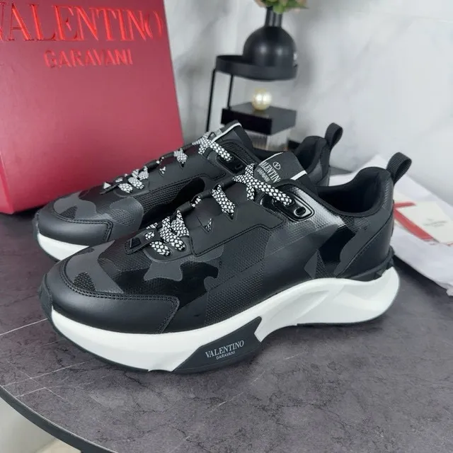 Valentino Runner काला सफेद सोल टोनल कैमोफ्लाज पैनल्स चंकी स्नीकर्स 6