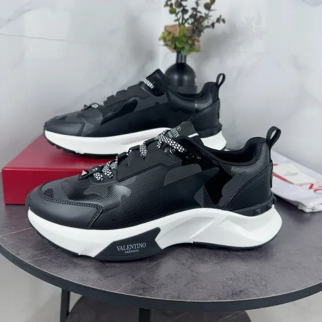 Valentino Runner काला सफेद सोल टोनल कैमोफ्लाज पैनल्स चंकी स्नीकर्स 7