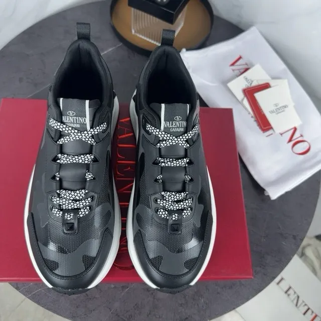 Valentino Runner काला सफेद सोल टोनल कैमोफ्लाज पैनल्स चंकी स्नीकर्स 8