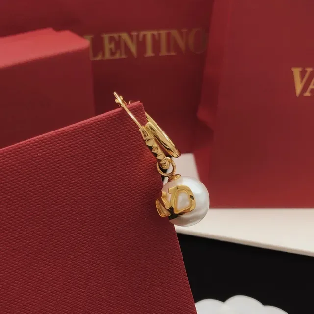 Valentino VLogo মুক্তা হুপ কানের দুল 3