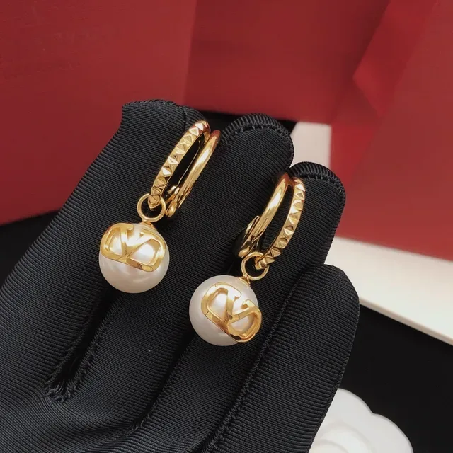 Valentino VLogo মুক্তা হুপ কানের দুল 6