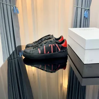 Valentino VLTN কালো গোলাপী লাল লাইফস্টাইল স্নিকার্স