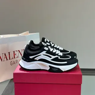 Valentino VLTN কালো সাদা স্কাল্প্টড সোল লেয়ার্ড আপার চংকি স্নিকার্স