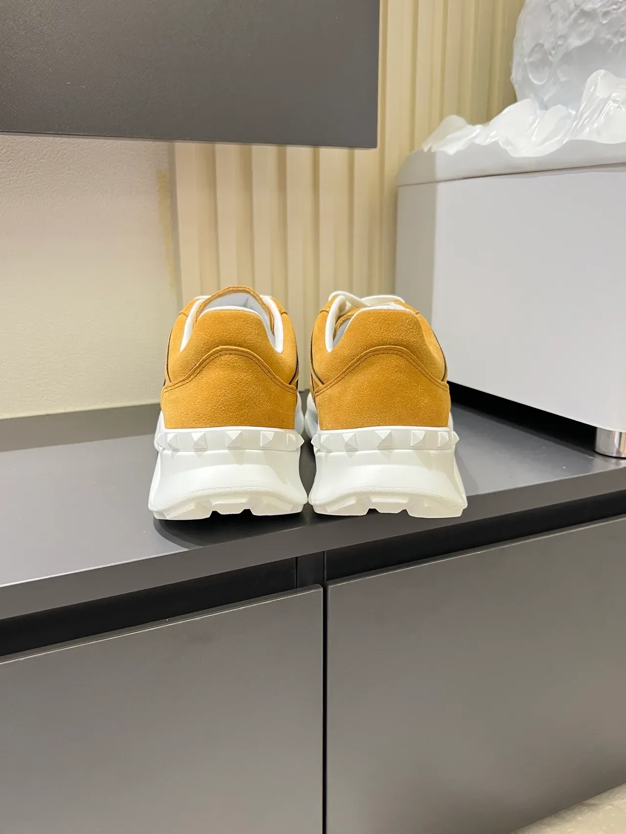 Valentino Amarillo Negro Ante Parte Superior Escultida Suela Blanca Zapatillas Lifestyle 2
