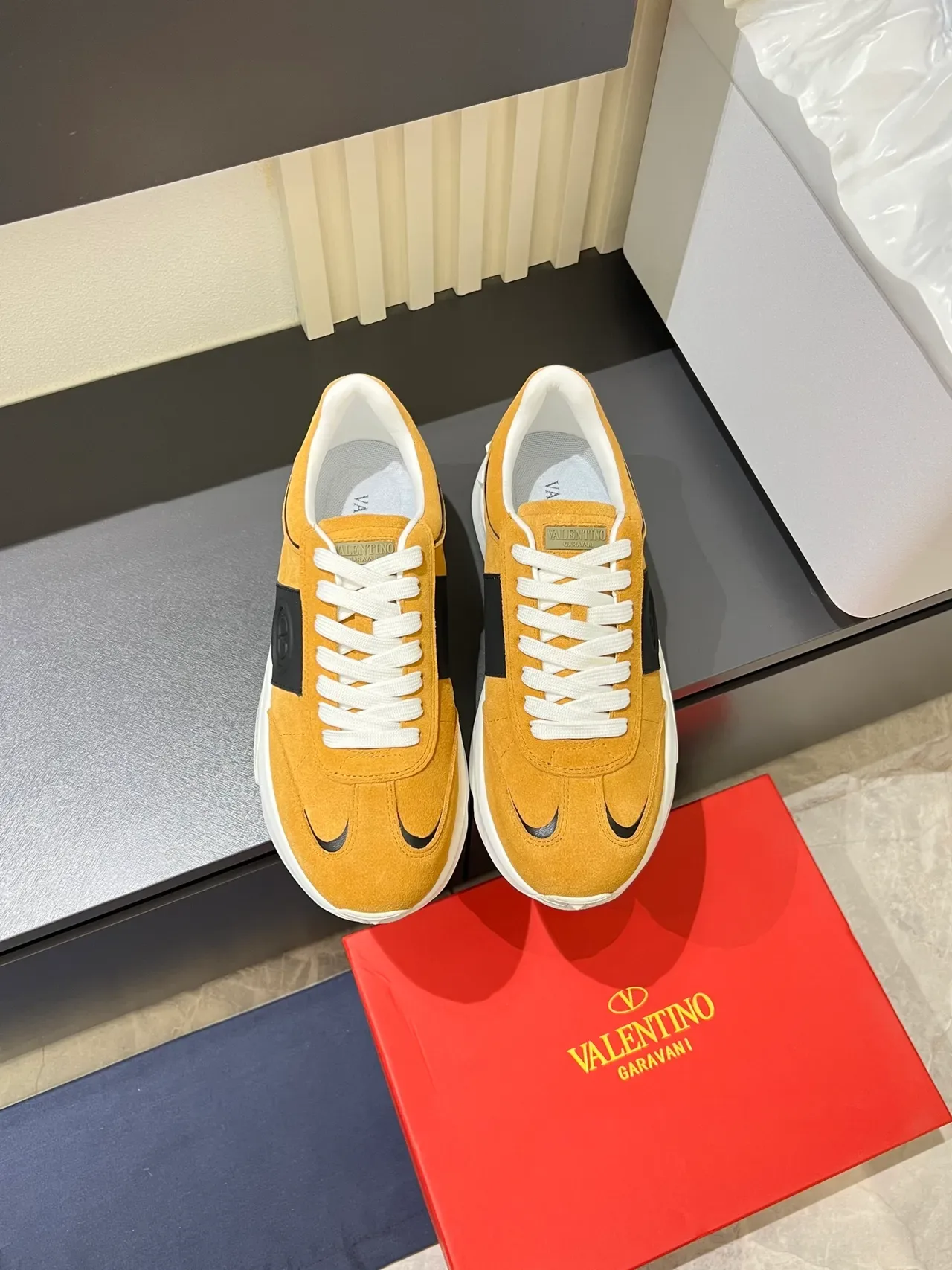 Valentino Amarillo Negro Ante Parte Superior Escultida Suela Blanca Zapatillas Lifestyle 5