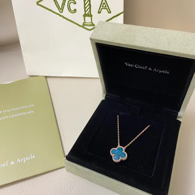 Van Cleef & Arpels Alhambra Colgante de Esmalte Azul con Trébol de Cuatro Hojas 2