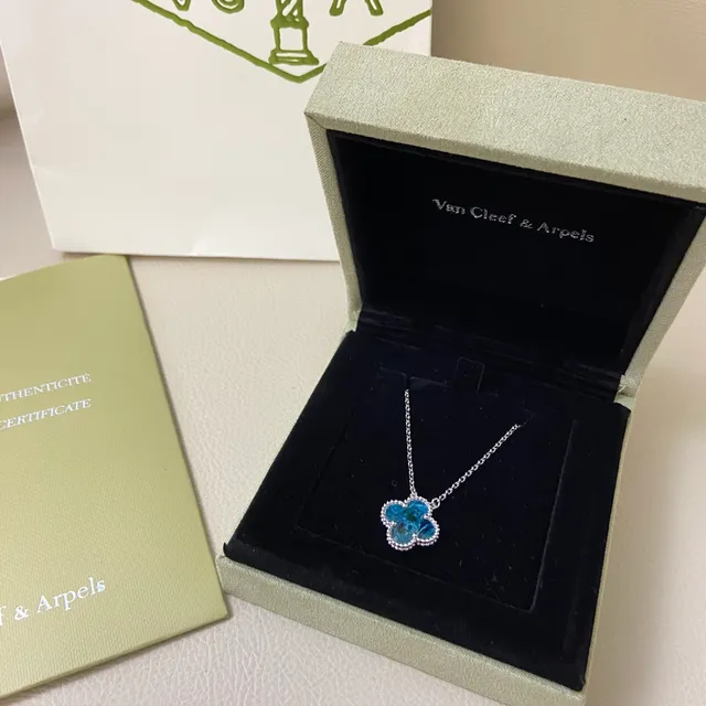 Van Cleef & Arpels Alhambra Colgante de Esmalte Azul con Trébol de Cuatro Hojas 3