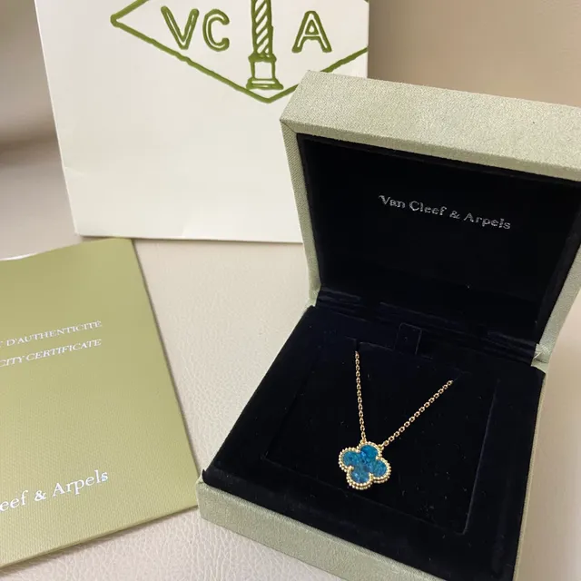 Van Cleef & Arpels Alhambra Colgante de Esmalte Azul con Trébol de Cuatro Hojas 4