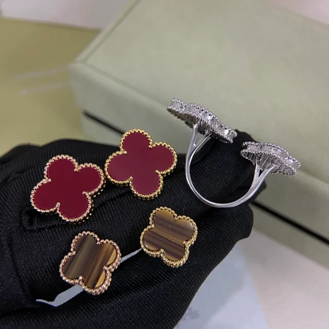 Van Cleef & Arpels आलहाम्ब्रा बार्गान्डी गोल्ड चार पातার क्लोवर मोटिफ मणिर बोर्डार आंगटि 3