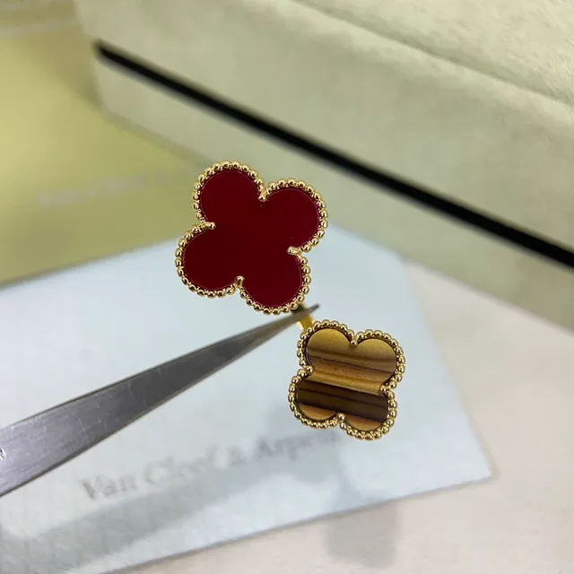 Van Cleef & Arpels आलहाम्ब्रा बार्गान्डी गोल्ड चार पातার क्लोवर मोटिफ मणिर बोर्डार आंगटि 4