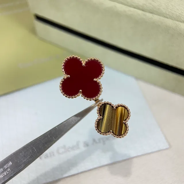 Van Cleef & Arpels आलहाम्ब्रा बार्गान्डी गोल्ड चार पातার क्लोवर मोटिफ मणिर बोर्डार आंगटि 5