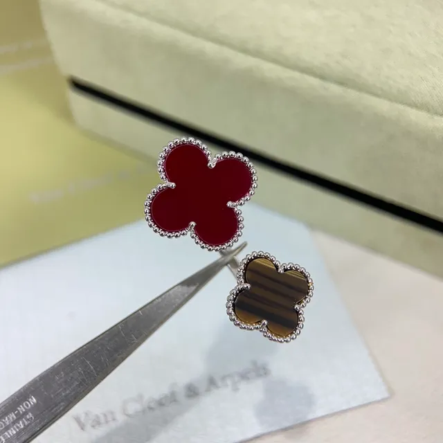 Van Cleef & Arpels आलहाम्ब्रा बार्गान्डी गोल्ड चार पातার क्लोवर मोटिफ मणिर बोर्डार आंगटि 6