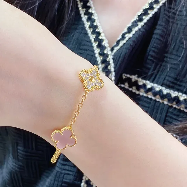Van Cleef & Arpels Alhambra গোলাপি মাদার অফ পার্ল এবং হিরা ব্রেসলেট 9
