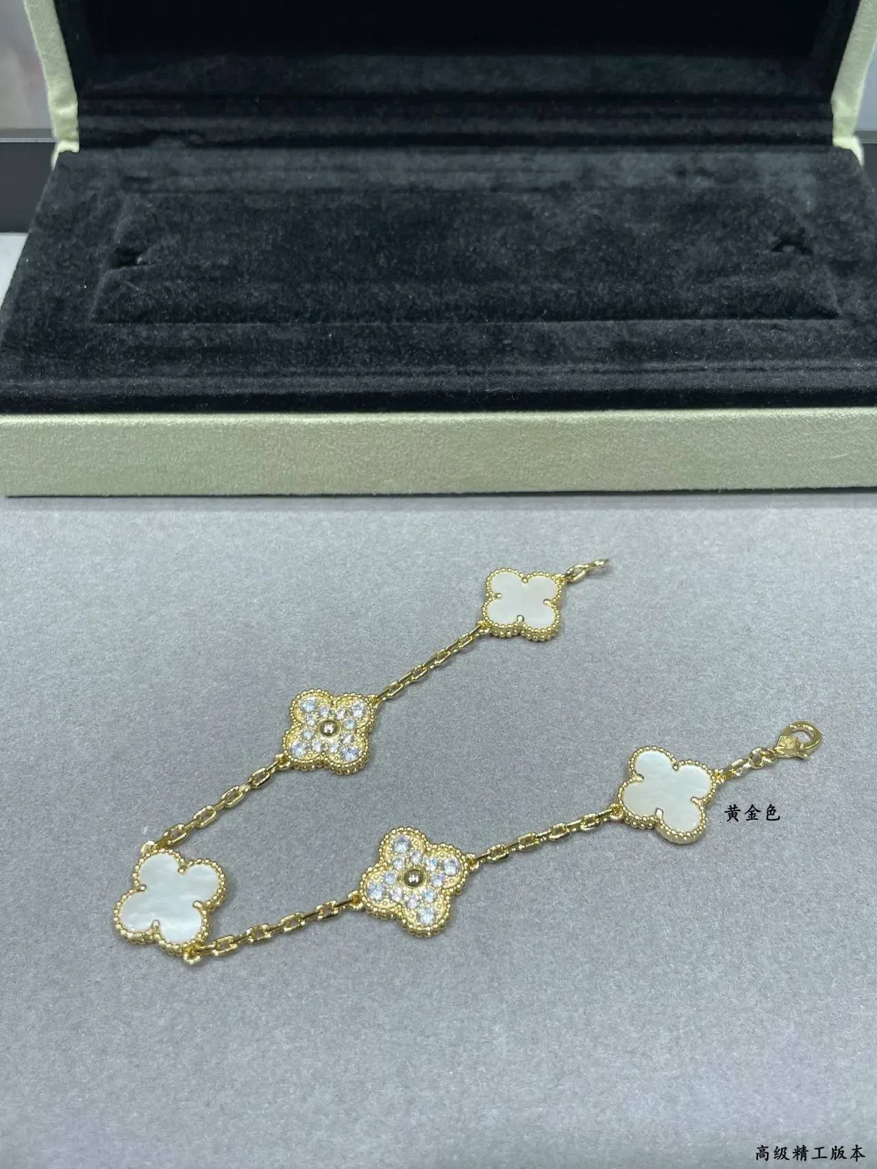 Van Cleef & Arpels الالهمبرا سوار ذهب أبيض أوراق تريفل أربع أوراق كارم إنلاي لؤلؤي 3