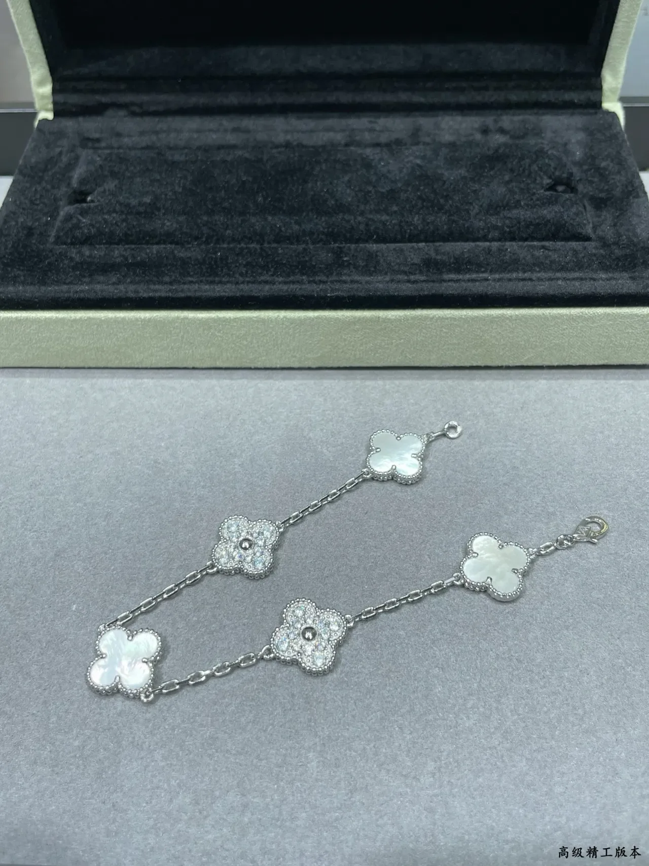 Van Cleef & Arpels الالهمبرا سوار ذهب أبيض أوراق تريفل أربع أوراق كارم إنلاي لؤلؤي 4