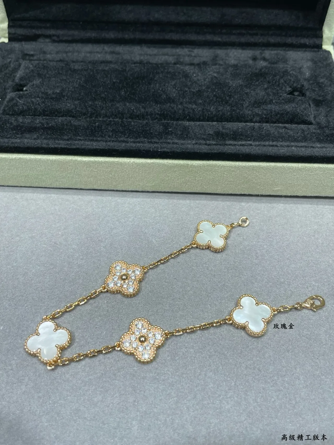 Van Cleef & Arpels الالهمبرا سوار ذهب أبيض أوراق تريفل أربع أوراق كارم إنلاي لؤلؤي 5