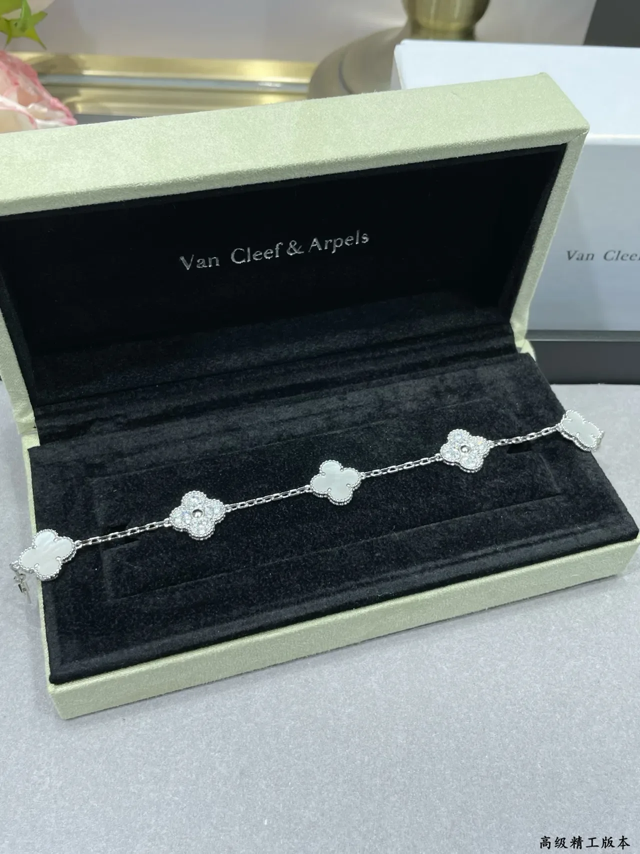 Van Cleef & Arpels الالهمبرا سوار ذهب أبيض أوراق تريفل أربع أوراق كارم إنلاي لؤلؤي 7