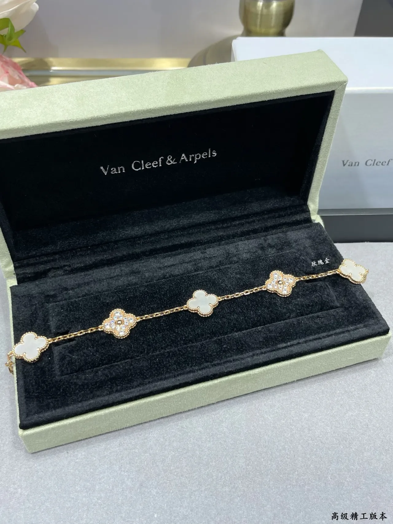 Van Cleef & Arpels الالهمبرا سوار ذهب أبيض أوراق تريفل أربع أوراق كارم إنلاي لؤلؤي 8