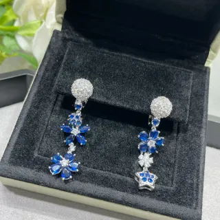 Van Cleef & Arpels 不对称花卉和星形耳坠
