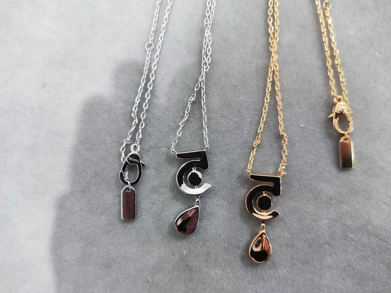 Van Cleef & Arpels Coleção Cinco Colar com pingante de ouro e diamante Número 5 2