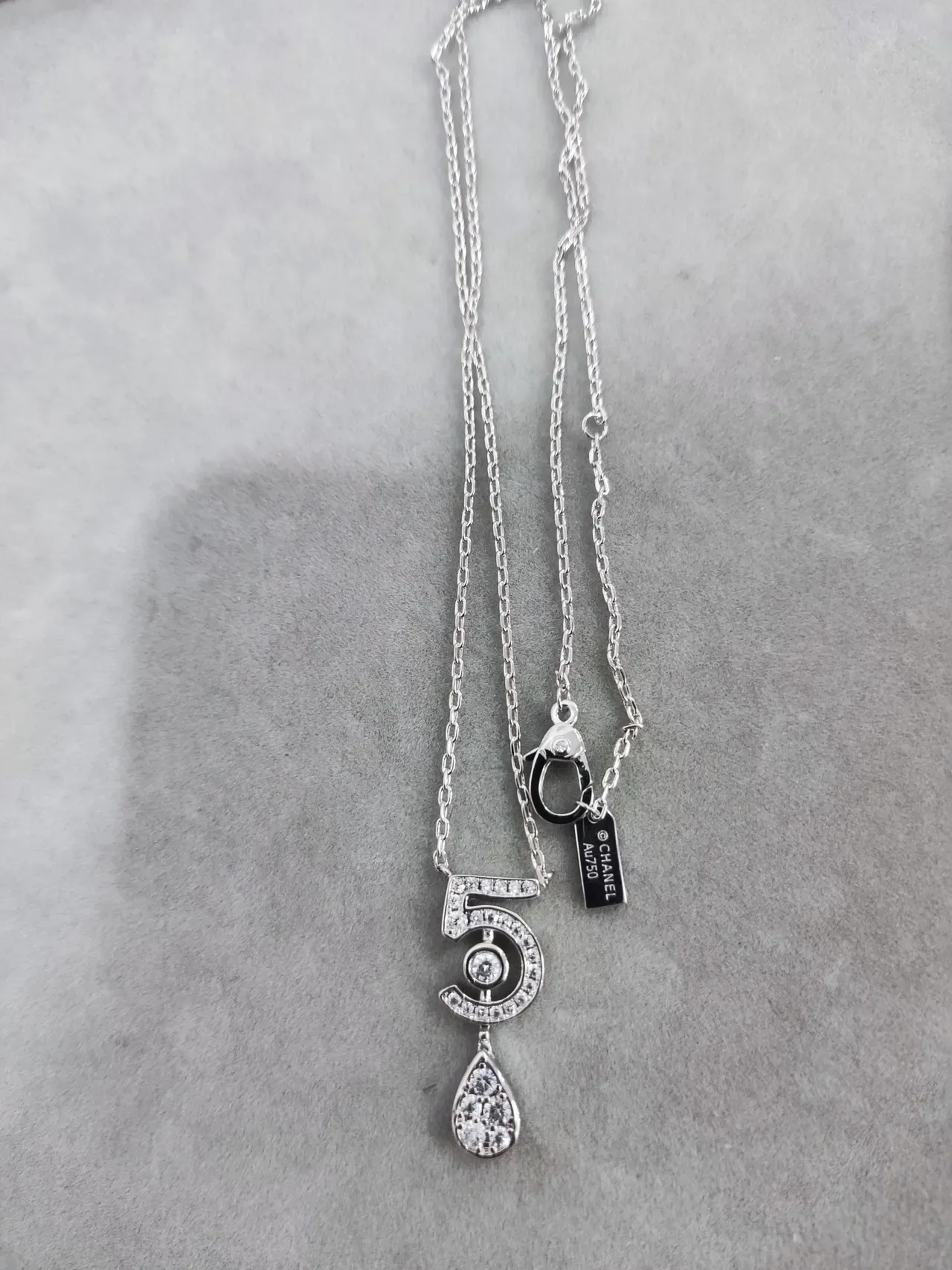 Van Cleef & Arpels Coleção Cinco Colar com pingante de ouro e diamante Número 5 5