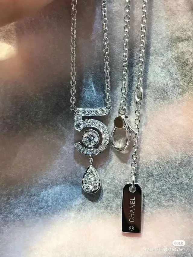 Van Cleef & Arpels Coleção Cinco Colar com pingante de ouro e diamante Número 5 6
