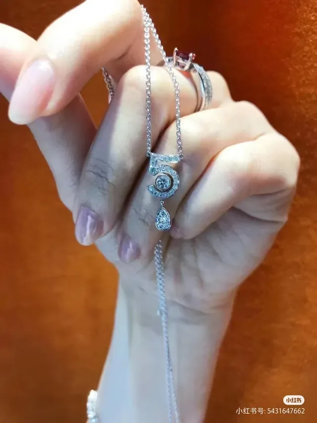 Van Cleef & Arpels Coleção Cinco Colar com pingante de ouro e diamante Número 5 7