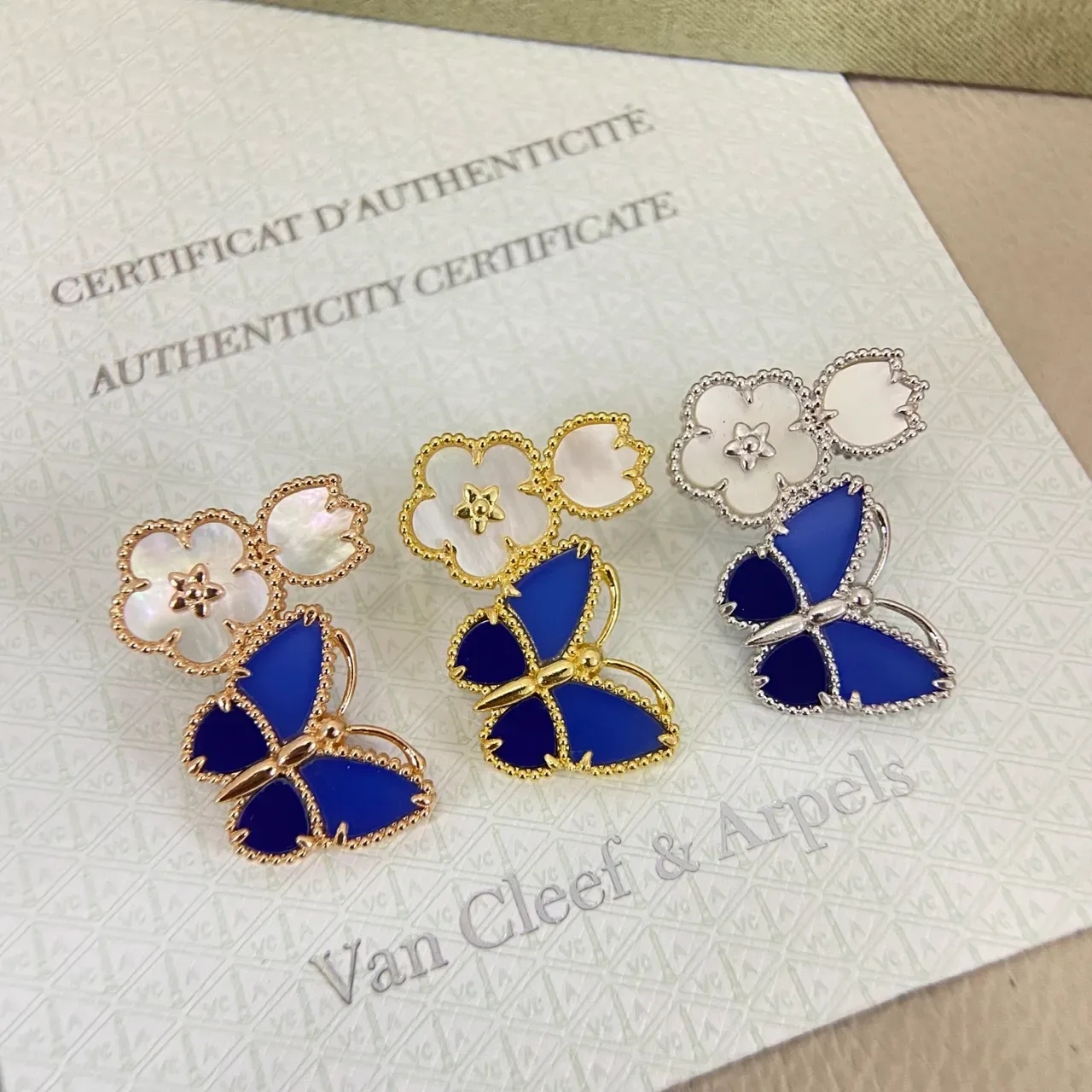 Van Cleef & Arpels Brincos Motivo Floral de Borboleta em Madre-perla e Esmalte 2