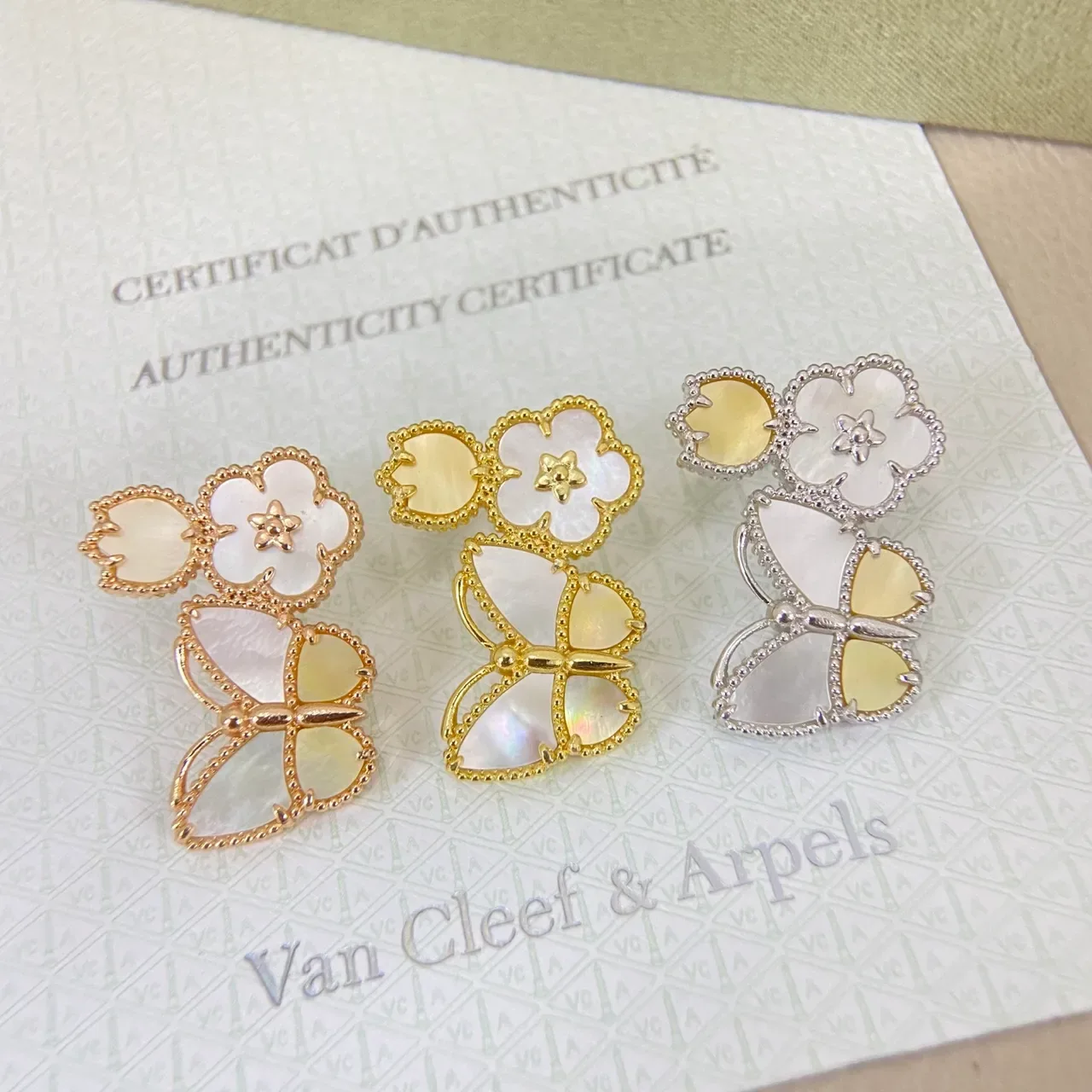 Van Cleef & Arpels Brincos Motivo Floral de Borboleta em Madre-perla e Esmalte 3