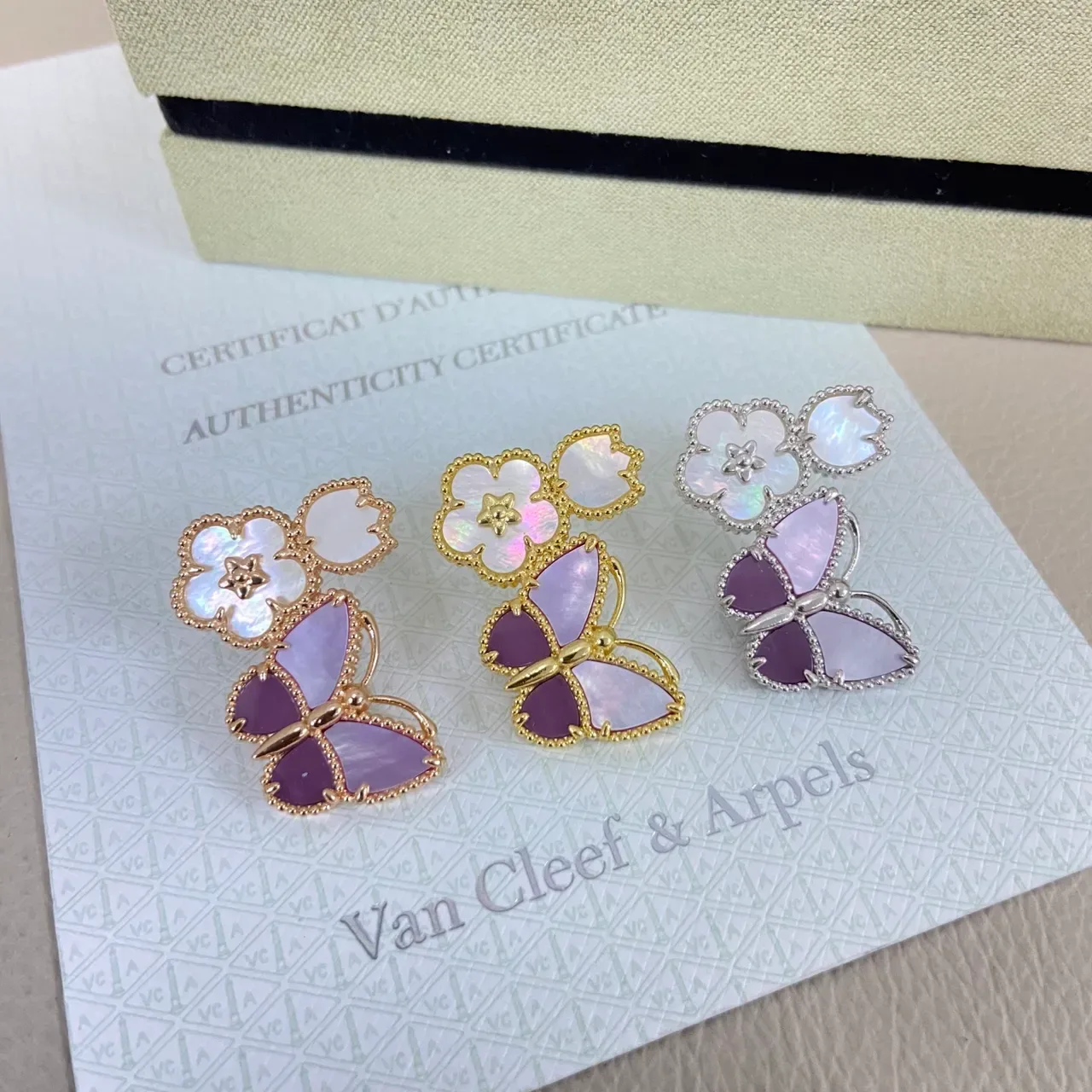 Van Cleef & Arpels Brincos Motivo Floral de Borboleta em Madre-perla e Esmalte 4