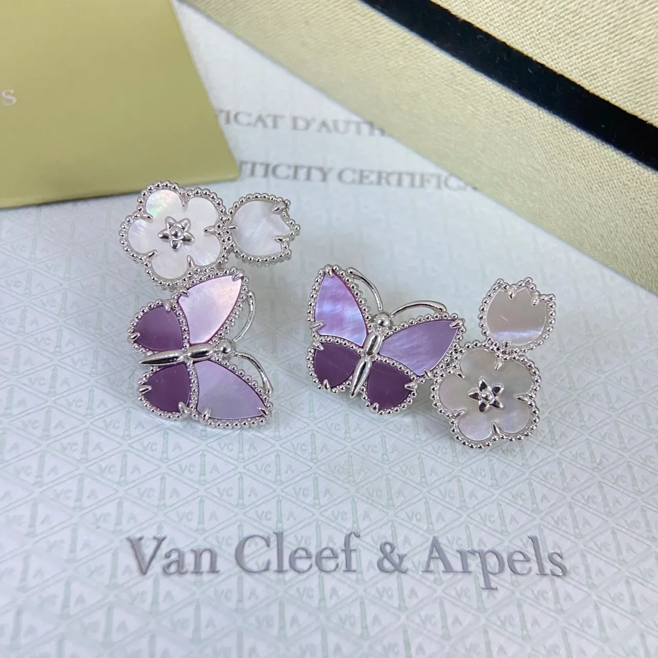 Van Cleef & Arpels Brincos Motivo Floral de Borboleta em Madre-perla e Esmalte 5