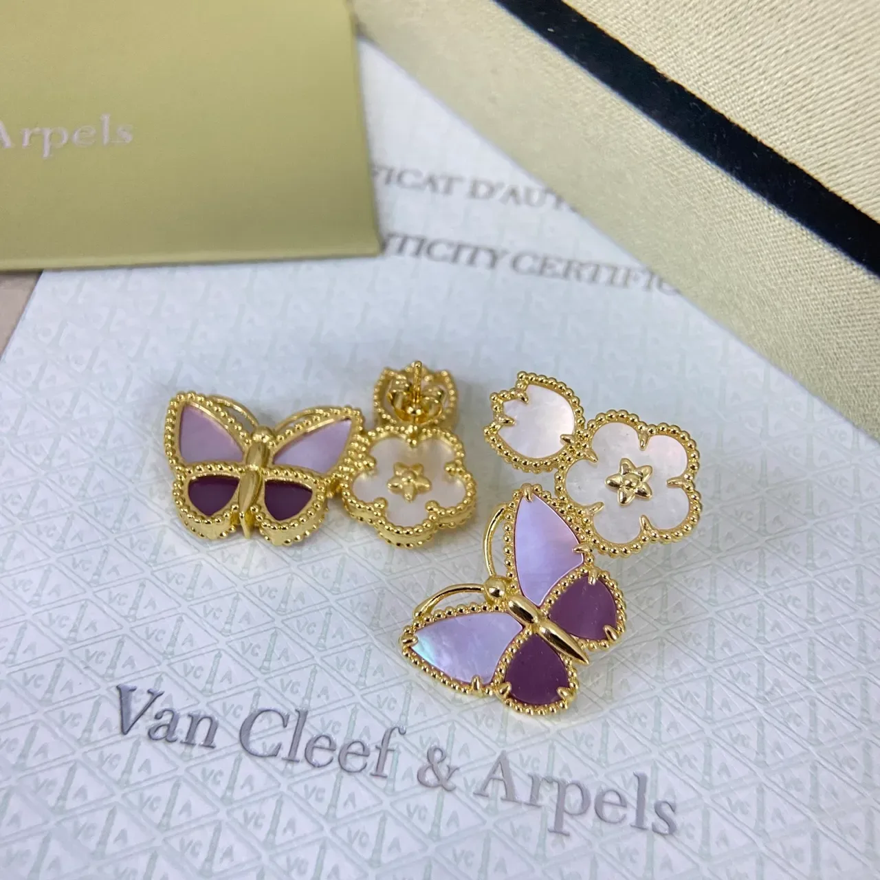Van Cleef & Arpels Brincos Motivo Floral de Borboleta em Madre-perla e Esmalte 6