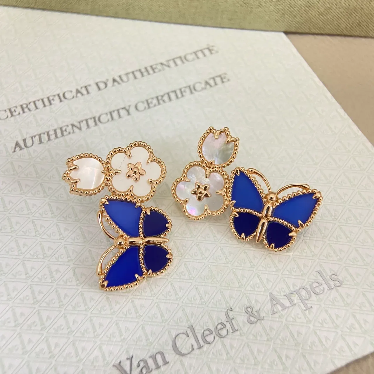 Van Cleef & Arpels Brincos Motivo Floral de Borboleta em Madre-perla e Esmalte 7