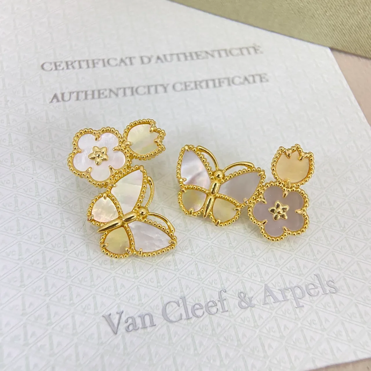 Van Cleef & Arpels Brincos Motivo Floral de Borboleta em Madre-perla e Esmalte 8