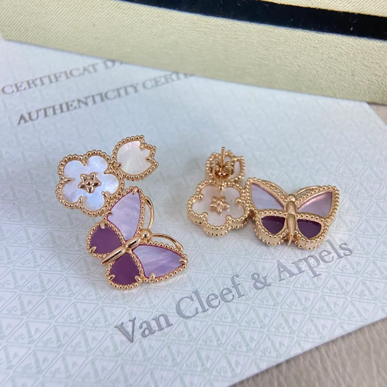 Van Cleef & Arpels Brincos Motivo Floral de Borboleta em Madre-perla e Esmalte 9