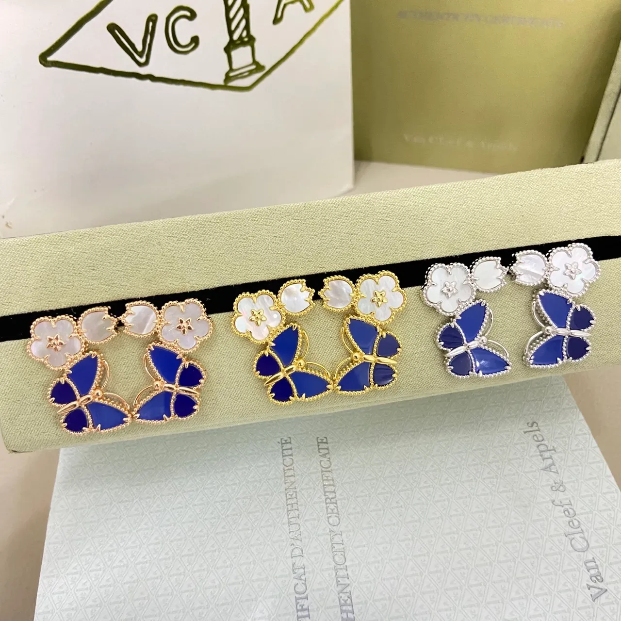 Van Cleef & Arpels Brincos Motivo Floral de Borboleta em Madre-perla e Esmalte 10