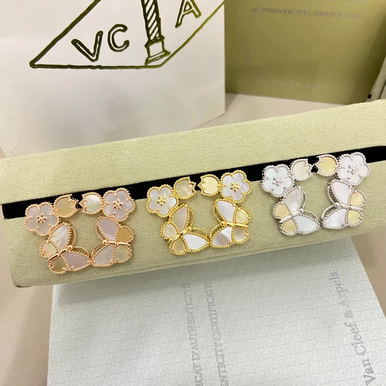Van Cleef & Arpels Brincos Motivo Floral de Borboleta em Madre-perla e Esmalte 11
