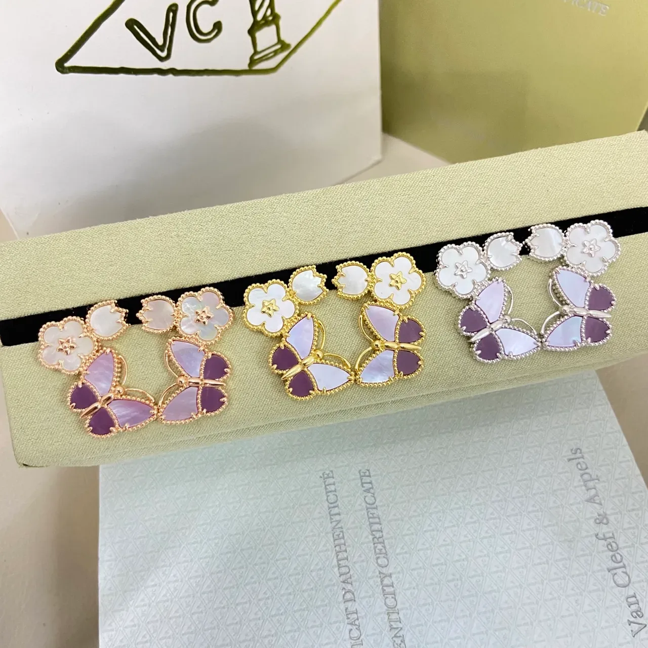 Van Cleef & Arpels Brincos Motivo Floral de Borboleta em Madre-perla e Esmalte 12