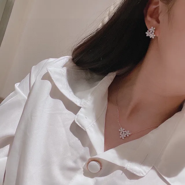 Van Cleef & Arpels 花卉簇镶钻耳钉 2