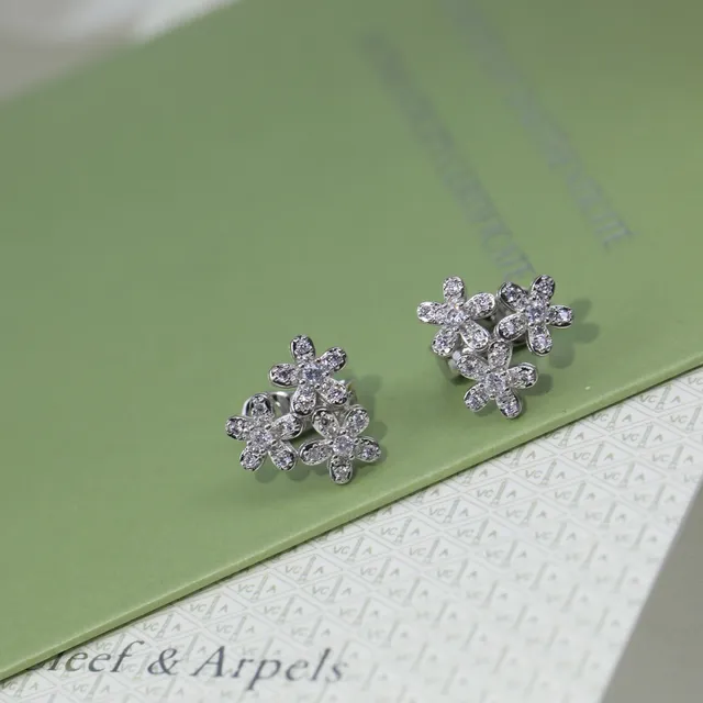 Van Cleef & Arpels 花卉簇镶钻耳钉 5