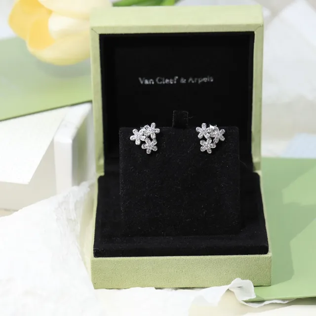 Van Cleef & Arpels 花卉簇镶钻耳钉 6