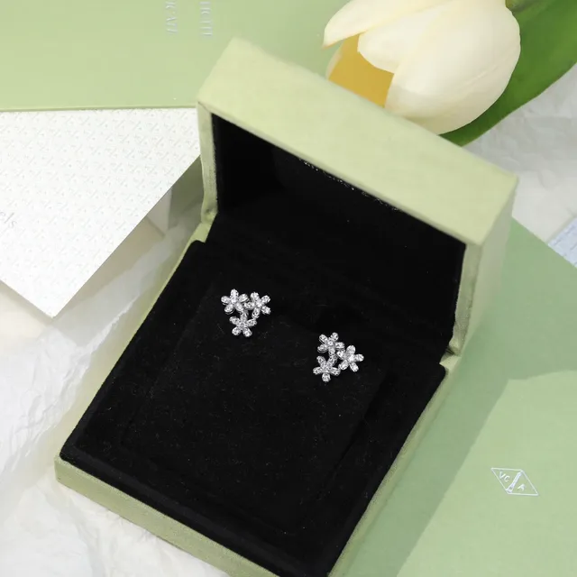 Van Cleef & Arpels 花卉簇镶钻耳钉 7