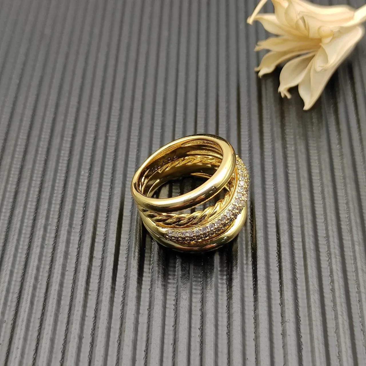 Van Cleef & Arpels मल्टी-बैंड पावे डायमंड सोने की अंगूठी 6